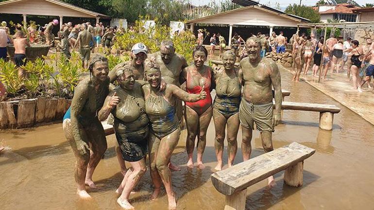 Muğlada yerli yabancı turist şifalı çamuru sürmek için birbiriyle yarıştı