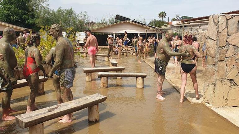 Muğlada yerli yabancı turist şifalı çamuru sürmek için birbiriyle yarıştı