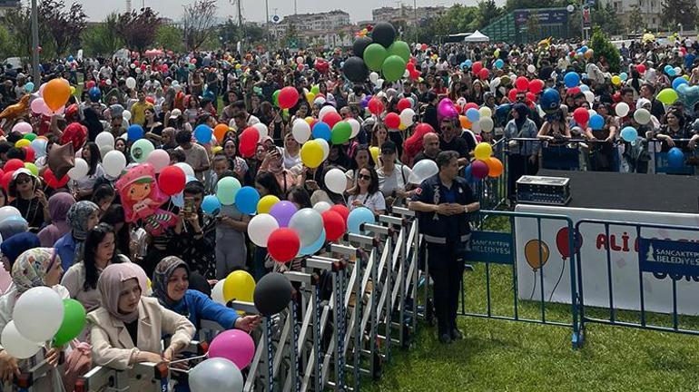 Sancaktepede balonlar Ali Asaf için uçtu Binlerce vatandaş akın etti