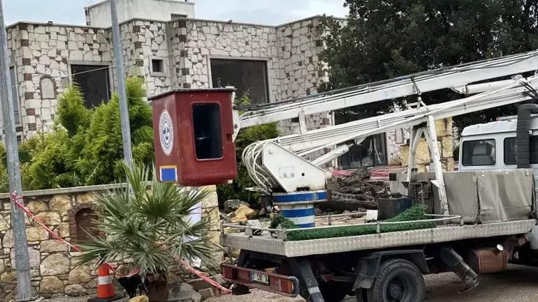 Kahreden ihmal Devrilen taş kemerin altında kalan doktor hayatını kaybetti, eşi yaşam savaşı veriyor
