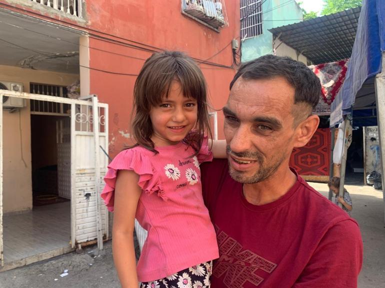 6 yaşındaki kızı gözleri oldu Görme engelli kağıt toplayıcısı babasına yol gösteriyor