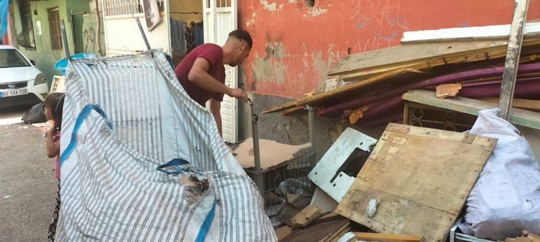 6 yaşındaki kızı gözleri oldu Görme engelli kağıt toplayıcısı babasına yol gösteriyor