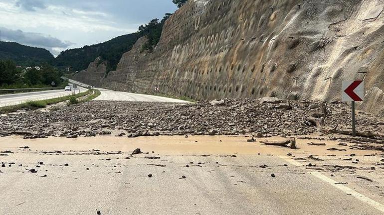 Tokatta korkutan heyelan: D-100 kara yolu ulaşıma kapandı