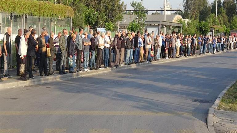İzmir’de 23 bin işçi greve gitti Otobüs duraklarında büyük yoğunluk oluştu