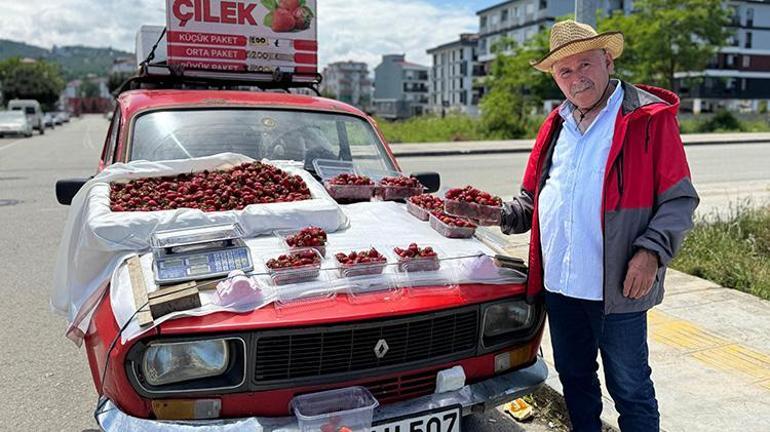 Orduda onu yolda gören şaşıp kalıyor Her yeri çilekle dolu emektar otomobiliyle kilometrelerce yol gidiyor