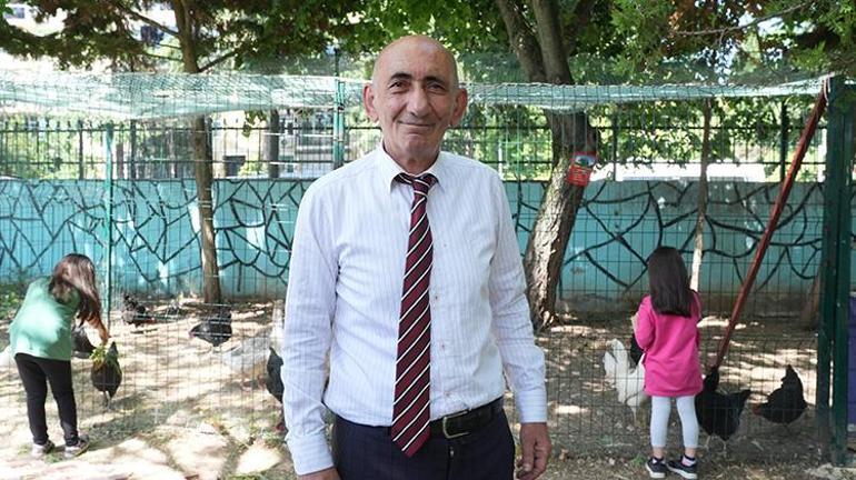 Okul müdürü sınırları yıktı okulda bir ilke imza attı Öğrenciler hayatlarında ilk defa tavuk gördü, doğal yumurta ile tanıştı