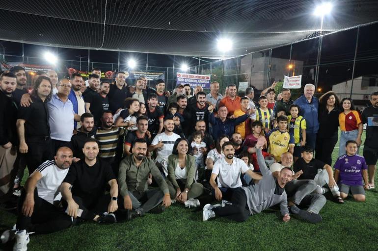 Adana Kozanda mahalle takımı şampiyon oldu, muhtar sahada göbek attı