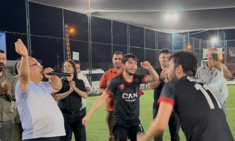 Adana Kozanda mahalle takımı şampiyon oldu, muhtar sahada göbek attı