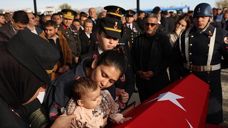 Adanalı şehidin eşi, düğün fotoğraflarını minik kızıyla çektirdi Daha beraber 1 defa kutlayamamıştık canımın içi