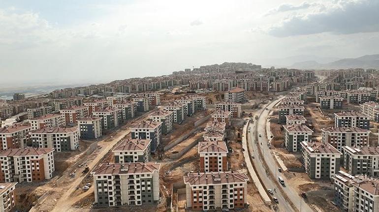 Bakan Kurum: Dağları deldik, Adıyamanda yepyeni bir şehir kurduk