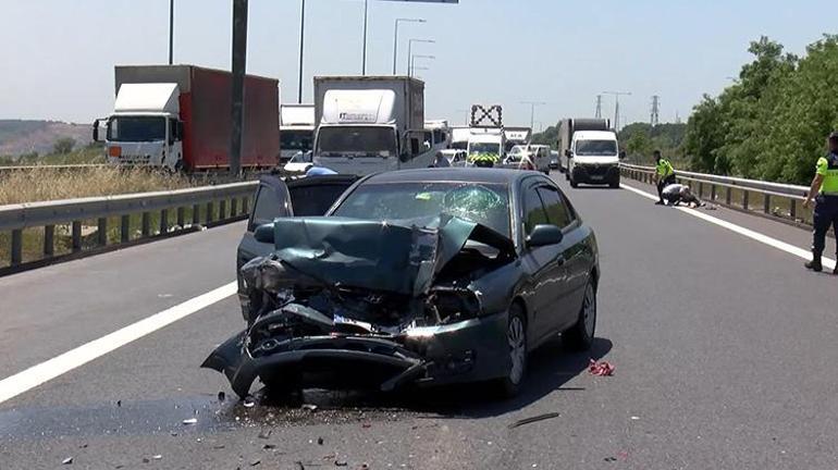 Kuzey Marmara Otoyolunda acı tablo Trafik kazasında annesi yaralanan çocuk ağlayarak ambulansı bekledi