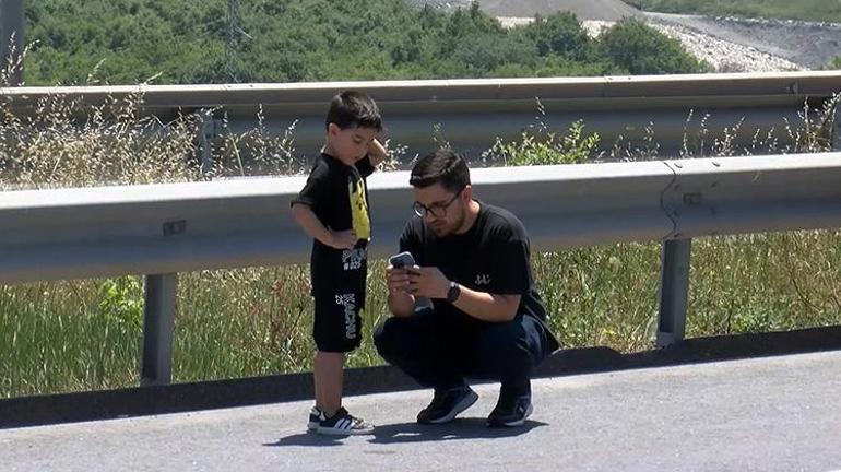 Kuzey Marmara Otoyolunda acı tablo Trafik kazasında annesi yaralanan çocuk ağlayarak ambulansı bekledi