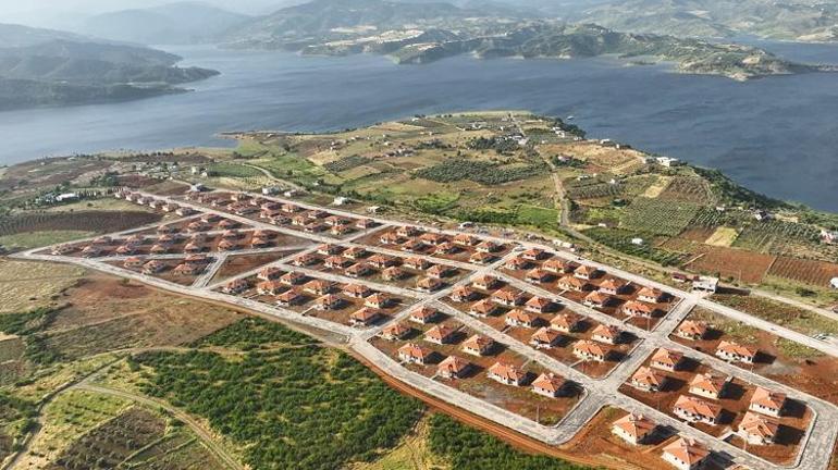 Bakan Kurum: Yıl sonunda tüm kardeşlerimiz evlerinde olacak Göl manzaralı köy evleri tamamlandı