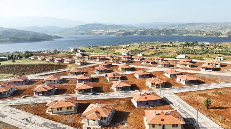 Bakan Kurum: Yıl sonunda tüm kardeşlerimiz evlerinde olacak Göl manzaralı köy evleri tamamlandı
