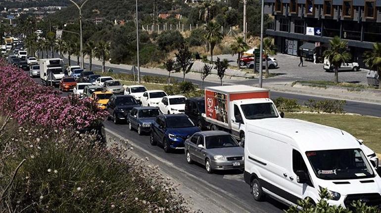 Kuşadasına turist akını 24 saatte 60 binden fazla araç giriş yaptı