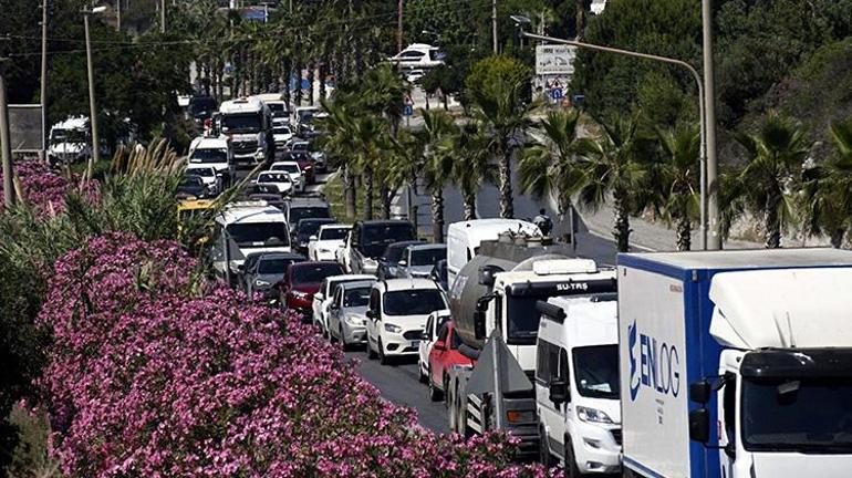 Kuşadasına turist akını 24 saatte 60 binden fazla araç giriş yaptı