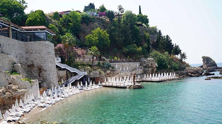 Antalyanın gözde plajı Mermerlide şezlong krizi Halk tepkisi sonuç verdi, fiyatlar yarıya indi