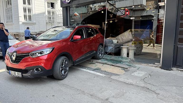 Edirnede geri viteste unutulan araç mobilya mağazasının vitrinine çarptı