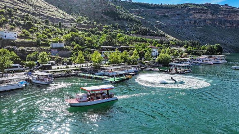 Dicle Baraj Gölünde alışılmadık görüntü Sürat motorları ziyaretçilerden büyük ilgi görüyor