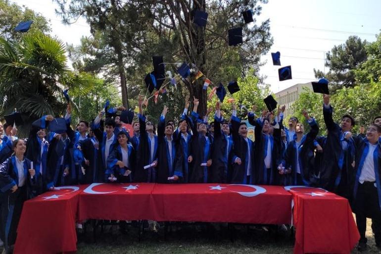 Mezuniyeti havuza atlayarak kutladılar