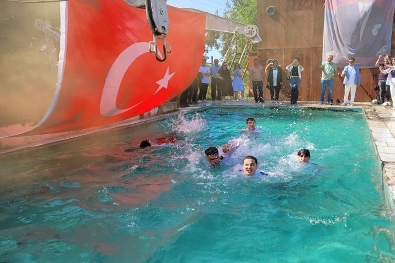 Mezuniyeti havuza atlayarak kutladılar