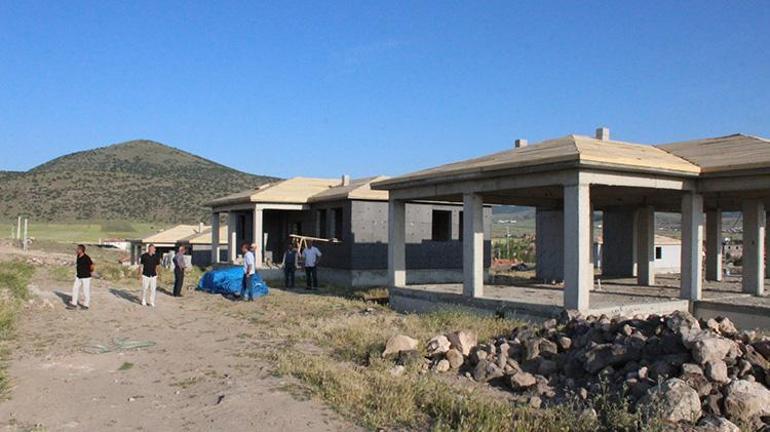 Bakanlık köye sosyal konut yapacak dedi, 25 köylüyü dolandırdı, sırra kadem bastı