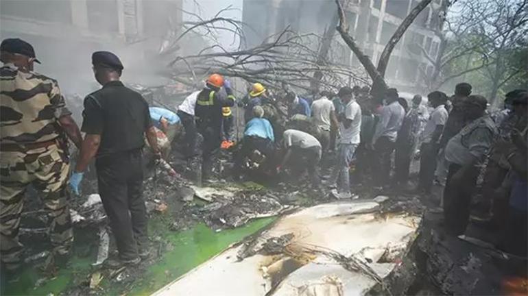 Hindistanda yolcu uçağı düştü 242 kişi bulunuyordu