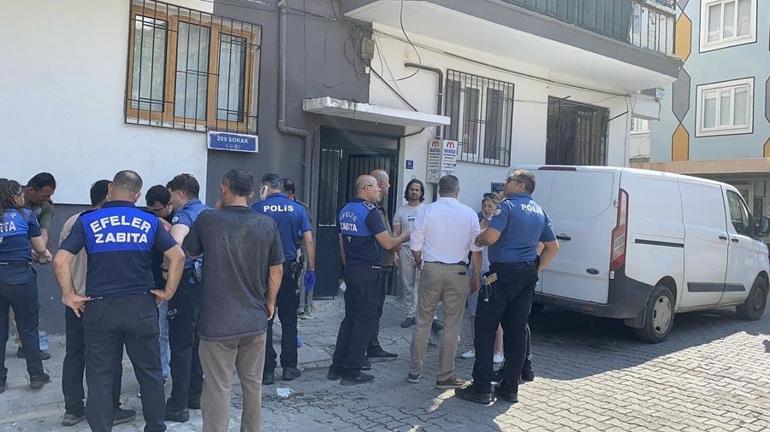 Kötü koku gelen bir evden 4 kamyon çöp ile 12 kedi ve 3 kaplumbağa çıktı