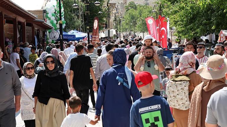 Malatyadaki türbeye ziyaretçi akını Her gün böyle kalabalık; insan ve araç trafiği oluşuyor