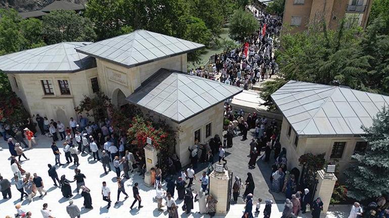 Malatyadaki türbeye ziyaretçi akını Her gün böyle kalabalık; insan ve araç trafiği oluşuyor