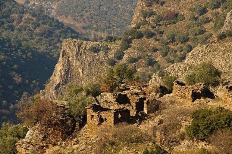 Alman arkeolog köyün kaderini değiştirdi Aydında mağara girişinde altın gibi parlıyor: Hazineyi örtülü halde buldu
