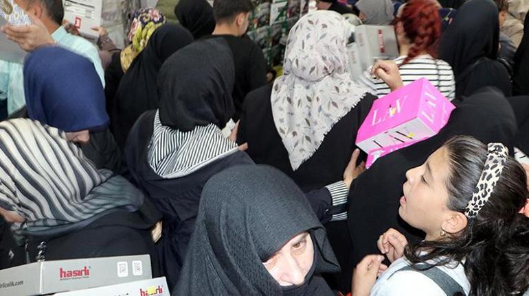 Erzurumda indirim izdihamı AVMye giren vatandaşlar ürünlere saldırdı