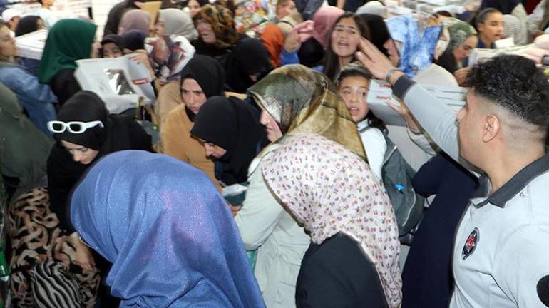 Erzurumda indirim izdihamı AVMye giren vatandaşlar ürünlere saldırdı