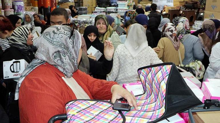 Erzurumda indirim izdihamı AVMye giren vatandaşlar ürünlere saldırdı