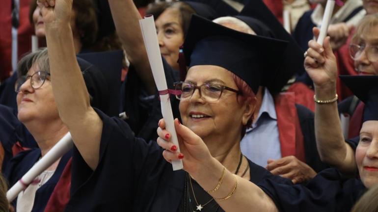 Anadolu Üniversitesinin mezuniyet töreninde renkli görüntüler Kimi 63 yaşında mezun oldu, kimi de profesör olmasına rağmen bölüm bitirdi
