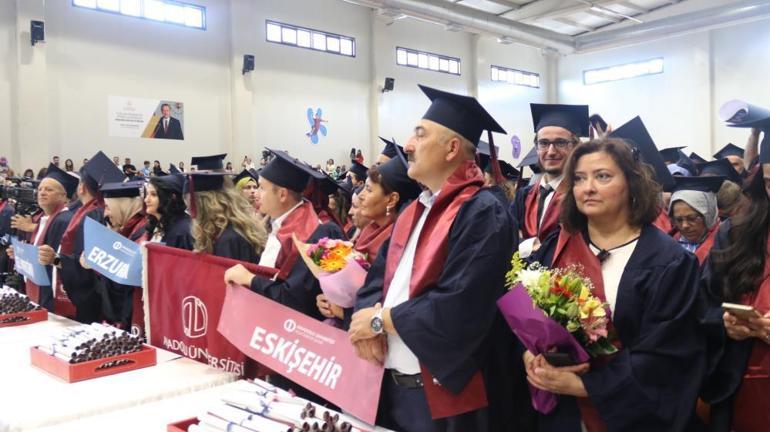Anadolu Üniversitesinin mezuniyet töreninde renkli görüntüler Kimi 63 yaşında mezun oldu, kimi de profesör olmasına rağmen bölüm bitirdi