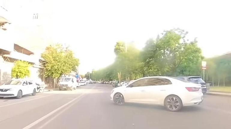 Kaskını fırlattı, sürücüye tepki gösterdi Diyarbakırda feci motosiklet kazası: Genç kadının kaputun üstüne düştüğü anlar kamerada
