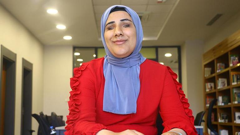 Gözleri görmeyen Rümeysa, Braille alfabesiyle yazdığı ve  okuduğu kitaplarla dünyasını aydınlatıyor