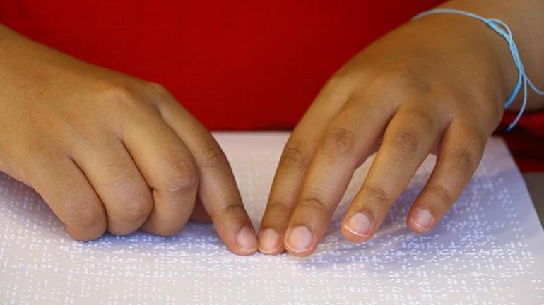 Gözleri görmeyen Rümeysa, Braille alfabesiyle yazdığı ve  okuduğu kitaplarla dünyasını aydınlatıyor