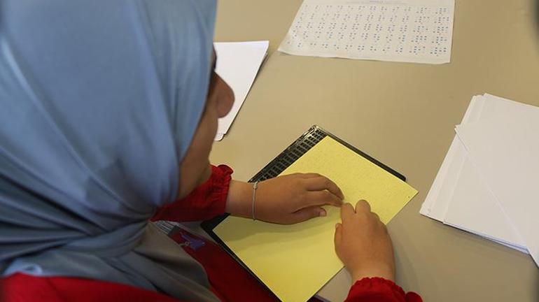 Gözleri görmeyen Rümeysa, Braille alfabesiyle yazdığı ve  okuduğu kitaplarla dünyasını aydınlatıyor
