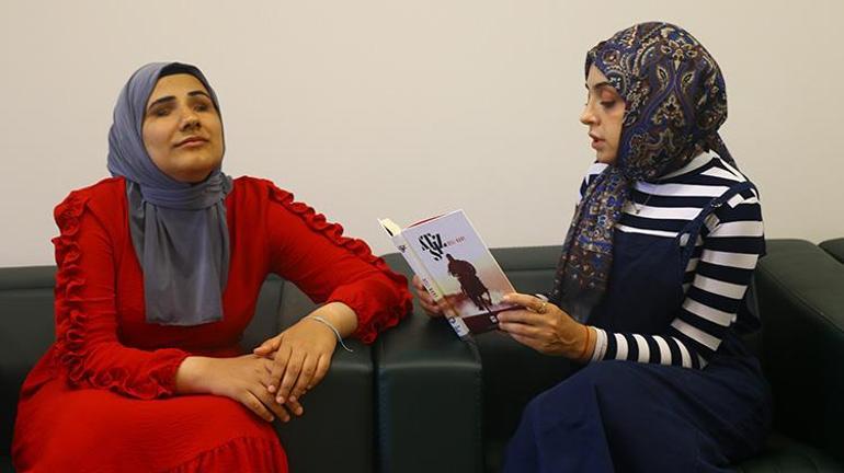 Gözleri görmeyen Rümeysa, Braille alfabesiyle yazdığı ve  okuduğu kitaplarla dünyasını aydınlatıyor