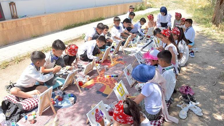 Mezun olduğu köy okulunu yıllar sonra sanat atölyesine dönüştürdü: Köy okulunda minik ressamlar yetişiyor