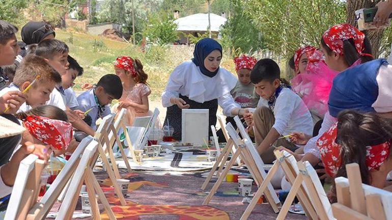 Mezun olduğu köy okulunu yıllar sonra sanat atölyesine dönüştürdü: Köy okulunda minik ressamlar yetişiyor