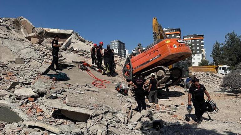 Kahramanmaraşta ağır hasarlı bina yıkılırken iş makinesinin üzerine devrildi Operatör enkaz altında kaldı