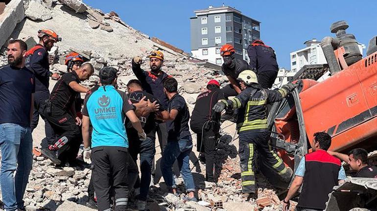 Kahramanmaraşta ağır hasarlı bina yıkılırken iş makinesinin üzerine devrildi Operatör enkaz altında kaldı