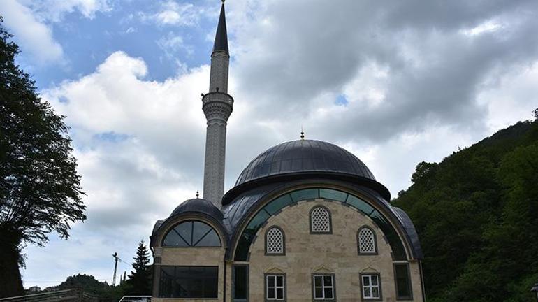 Geriye sadece o kaldı Trabzonda bu minare görenleri hayrete düşürüyor: Kimse yıkalım mı diye bir şey söylemedi