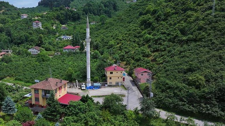 Bu görüntüyü sadece Karadenizde görebilirsiniz Cami yok ama minare var; hikayesi de kendisi gibi ilginç