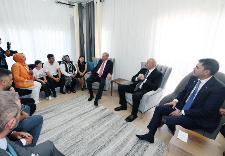 Cumhurbaşkanı Erdoğan ve Aliyev, Kahramanmaraşta depremzede bir aileyi ziyaret etti