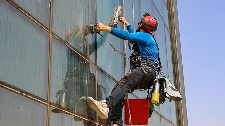 Batmanlı arkadaşlar meslek değiştirip örümcek adam oldu Artık daha çok kazanıp bol bol geziyorlar