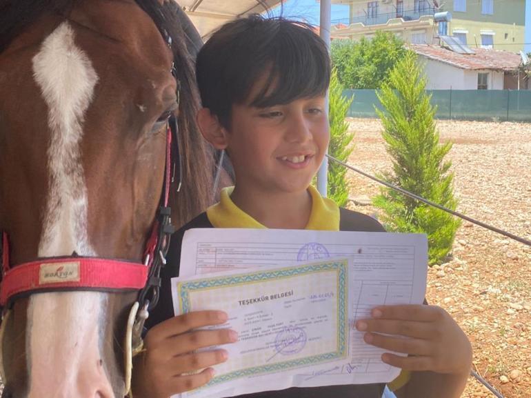 Antalyada at sırtında karne töreni Dört nala koşarak okula gitti